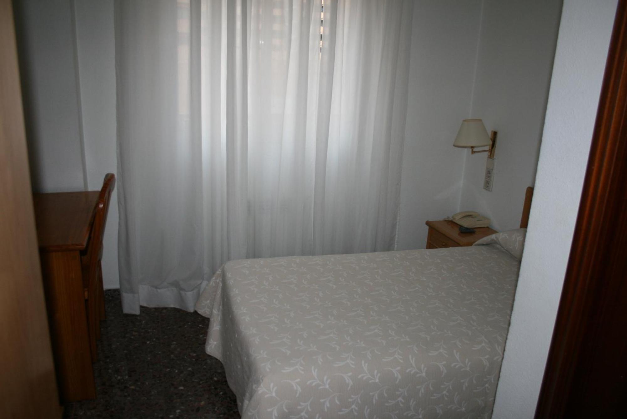 Hostal Puente De Piedra Saragoça Quarto foto