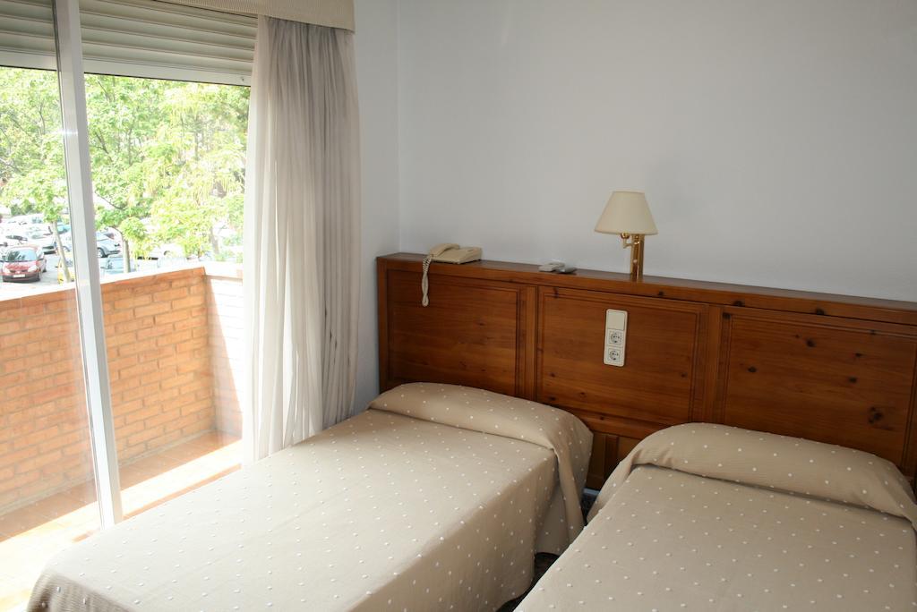 Hostal Puente De Piedra Saragoça Quarto foto