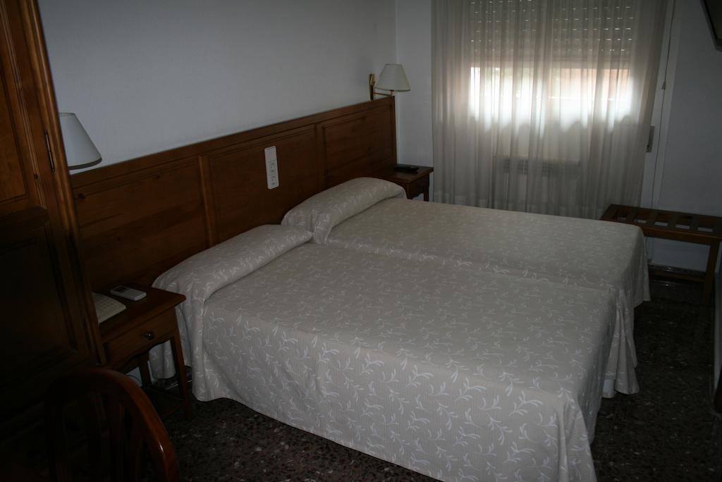 Hostal Puente De Piedra Saragoça Quarto foto